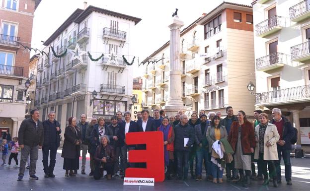 Fotografía de los miembros de Federación de partidos de la España Vaciada este domingo en Teruel./Leonoticias