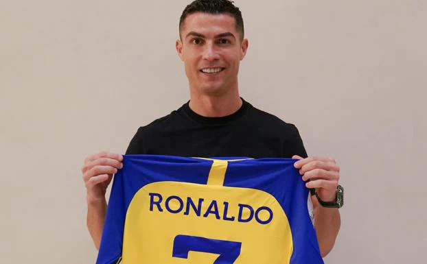 Cristiano Ronaldo posa con la camiseta del Al Nassr saudí, su nuevo equipo./