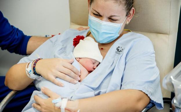 Iratxe, nacida en Madrid justo a medianoche, es la primera bebé española de 2023
