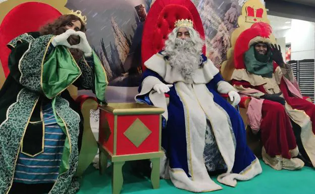 Los Reyes Magos saludaron a los leoneses que acudieron a su cita en El Corte Inglés./