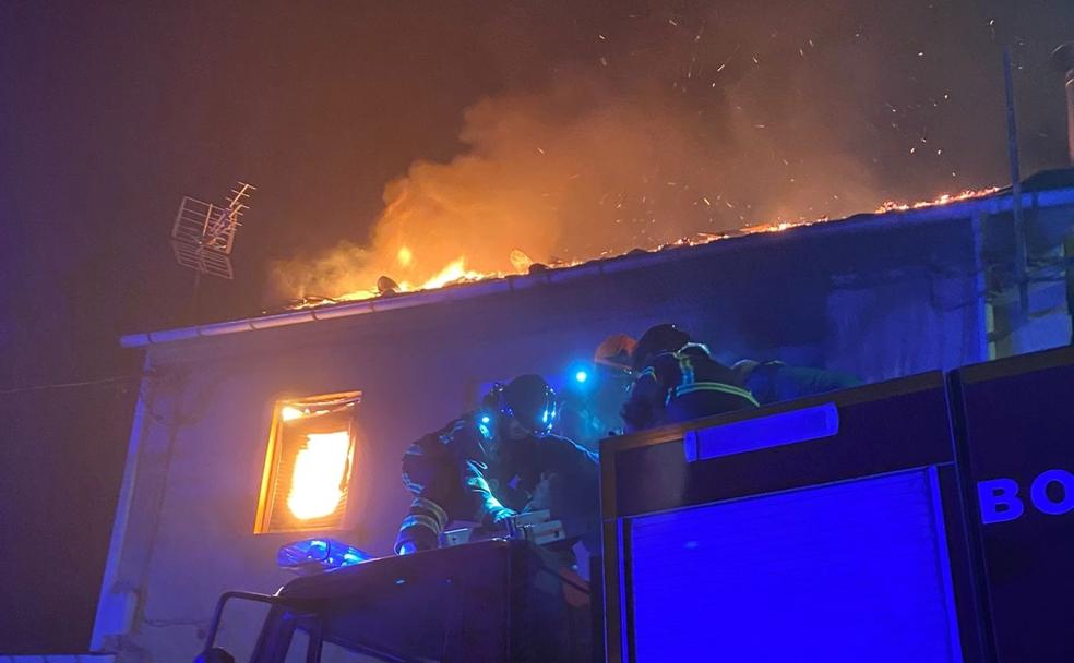 Espectacular rescate de Bomberos de Ponferrada a una familia atrapada en una casa ardiendo en Berlanga del Bierzo