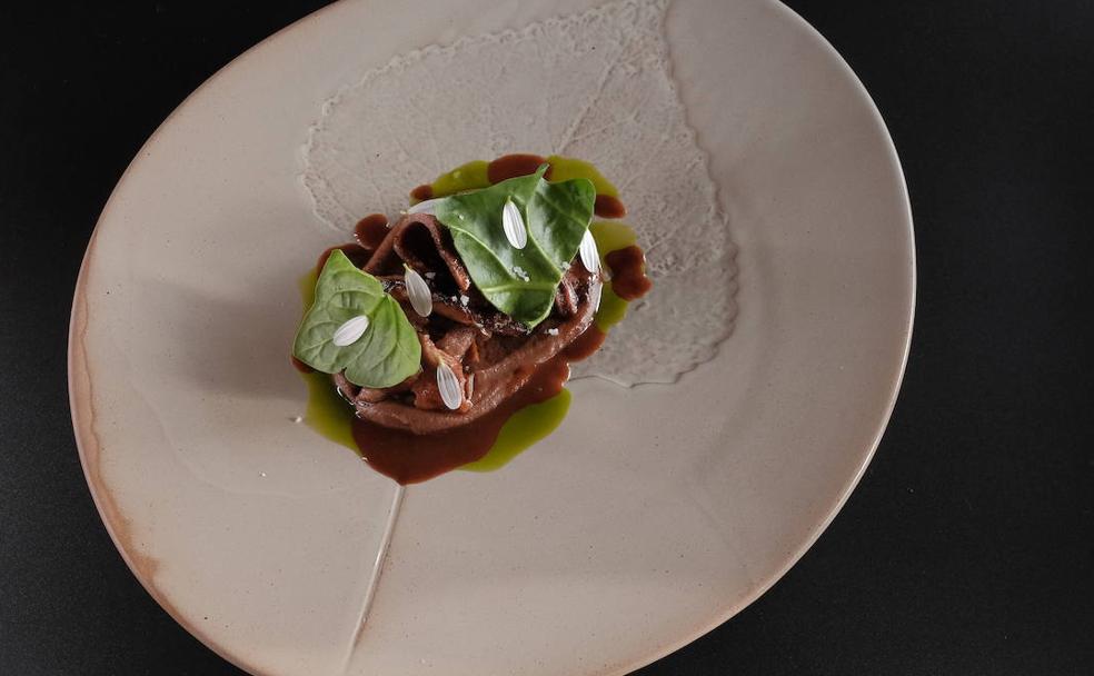 Lengua de buey en salsa de posta negra cartagenera, hongos escabechados en vinagre de plátano y cremoso de semillas de orejero. /