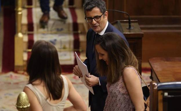 Félix Bolaños junto a Irene Montero e Ione Belarra en el Congreso./EP