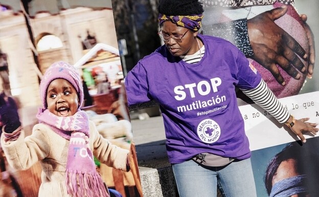 Una activista de MDM coloca fotografías contra la mutilación genital femenina/Carlos Luján / EP