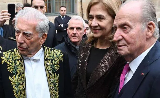 Vargas Llosa, junto al rey Juan Carlos y la infanta Cristina./AFP