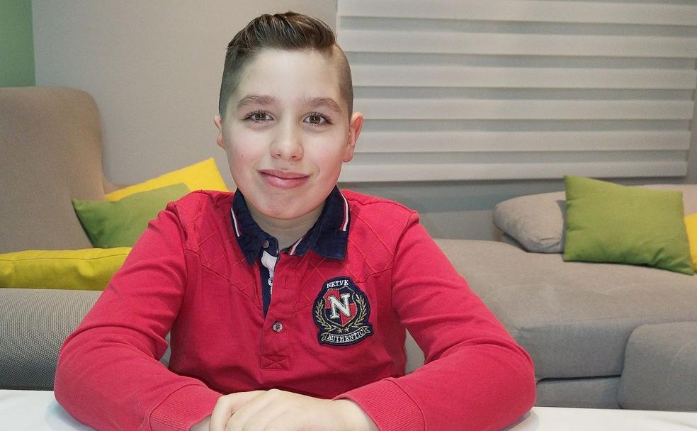 El niño astorgano de 9 años Daniel Alberto gana el concurso internacional Ideas para Escuchar con su 'audífono camuflado'. /