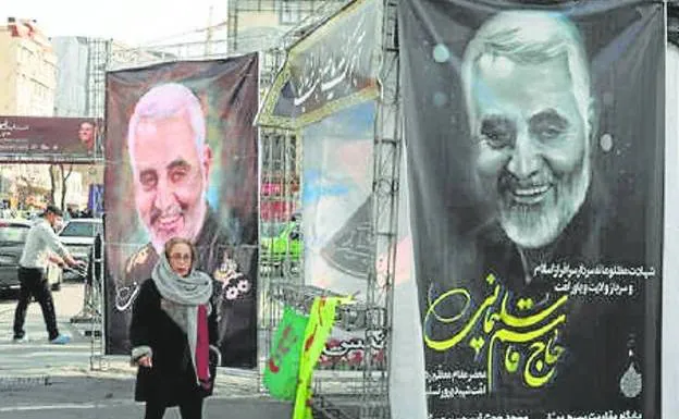 Murales colocados en Teherán con el rostro de Soleimani tras su muerte en 2020./