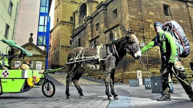 Thomas Foullait, con su burro y su perro, posa en Logroño, en plena Ruta Jacobea. /